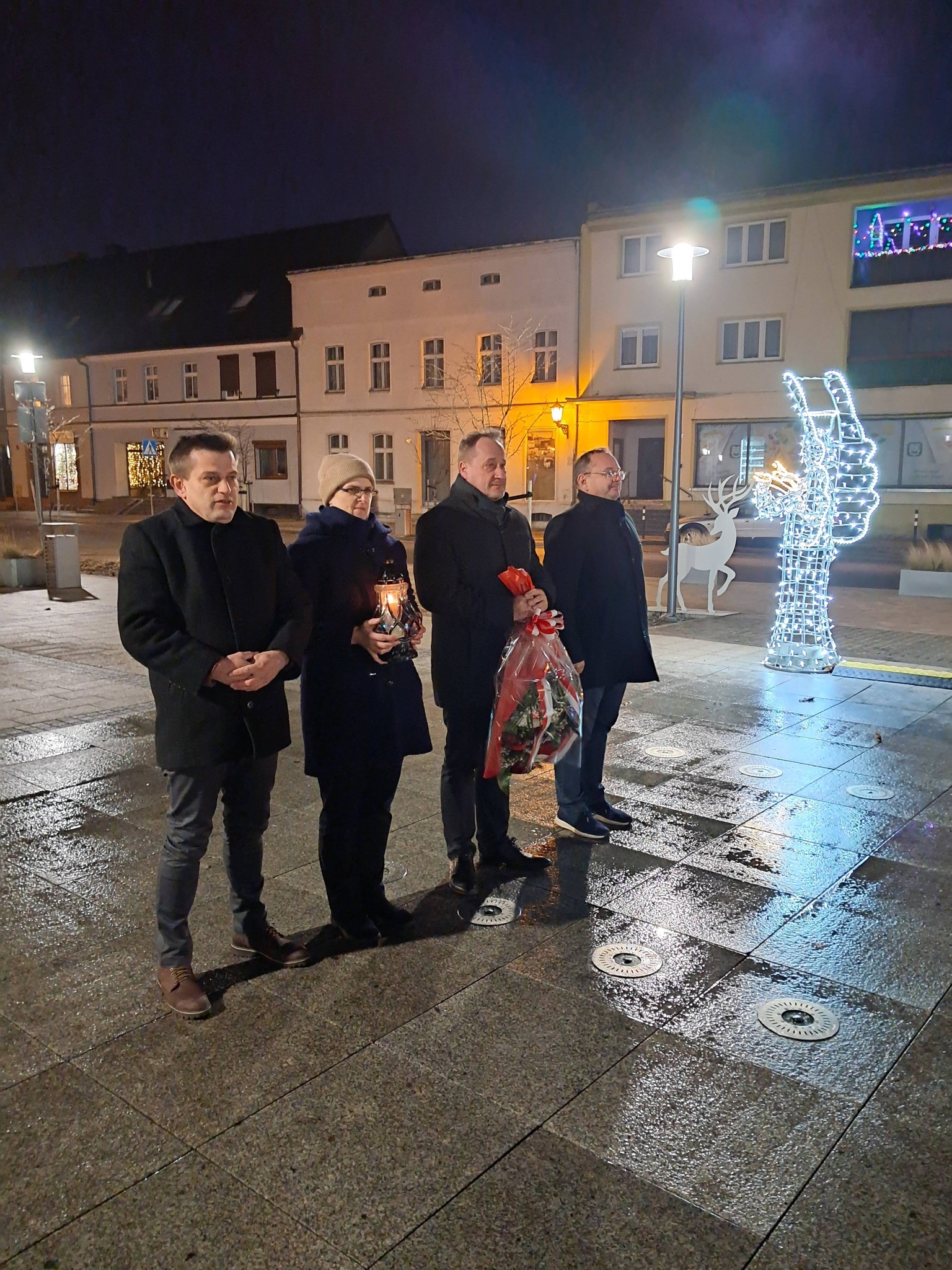 Delegacja przed pomnikiem na Rynku w Jutrosinie