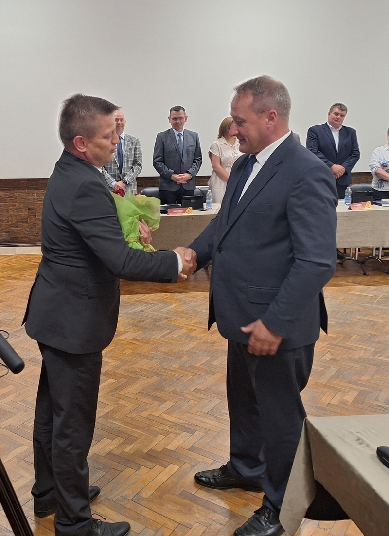 Przewodniczący Rady gratulujący Burmistrzowi.
