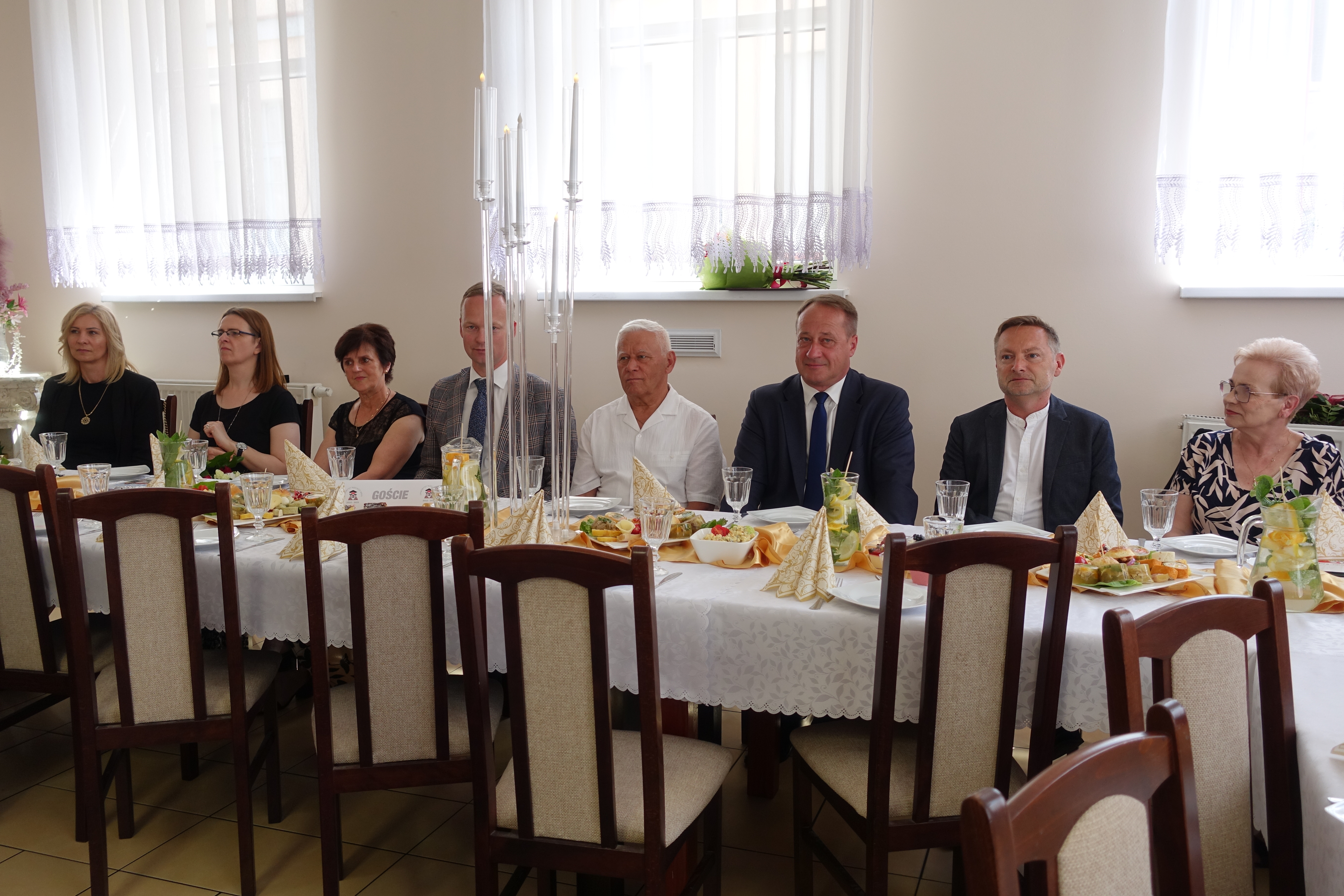 Członkowie UTW z władzami samorządowymi